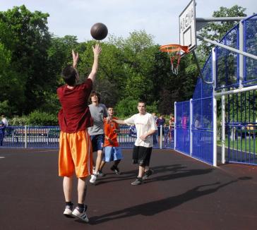 Tinerii din Leo Black Eagle organizează Ziua Sportului în Parcul Brătianu